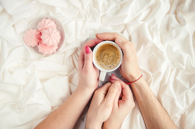 Café au lit. Mise au point sélective. Boisson d&#39;amour.