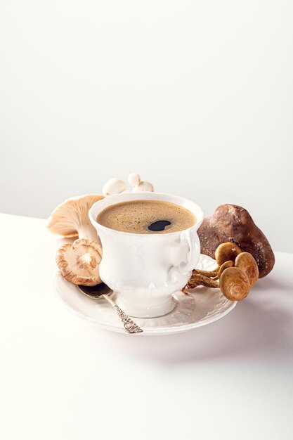 Photo café aux champignons dans une tasse vintage en porcelaine blanche