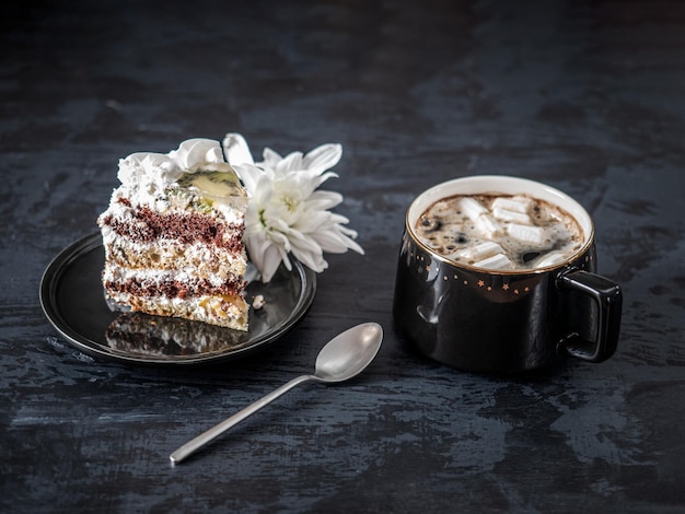 Café aux guimauves et gâteau à la fleur de chrysanthème pour un agréable goûter