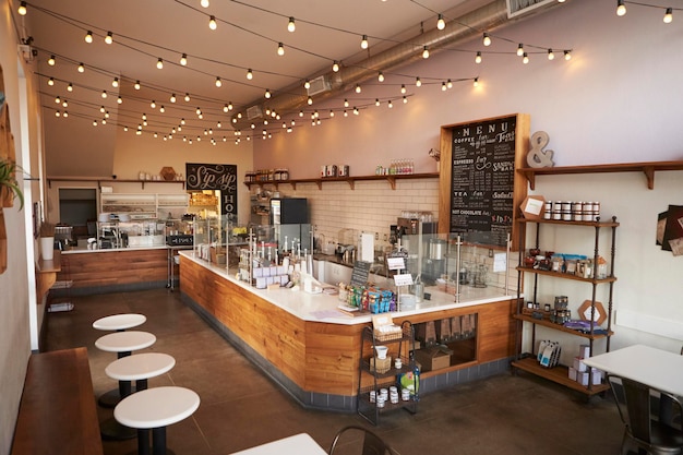 Café ou bar vide à l'intérieur pendant la journée