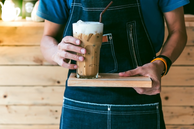 Café Barista Faire Du Café Frais, Servir Les Clients Dans Les Cafés.