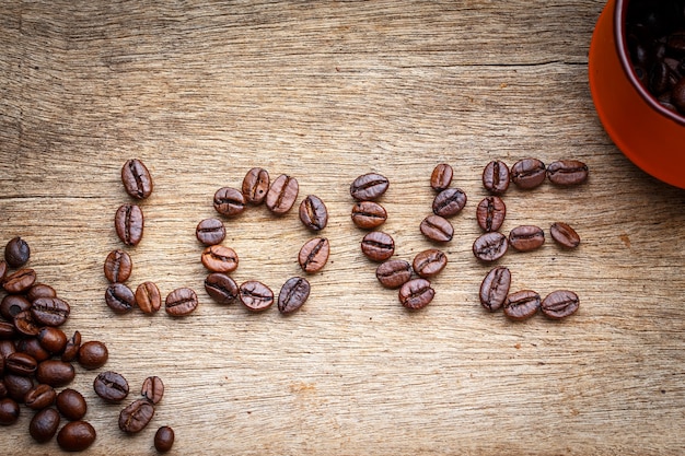 Café bean love Sur le plancher en bois