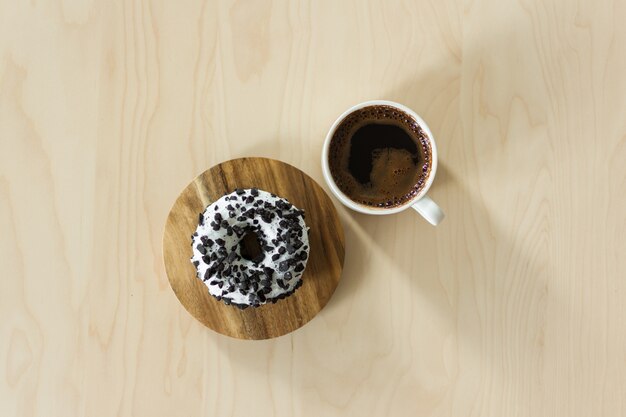 Café et beignet pour le petit déjeuner.