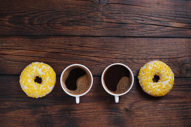 Café avec beignets pour deux