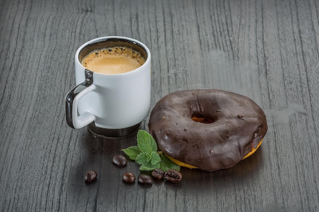 Café avec des beignets