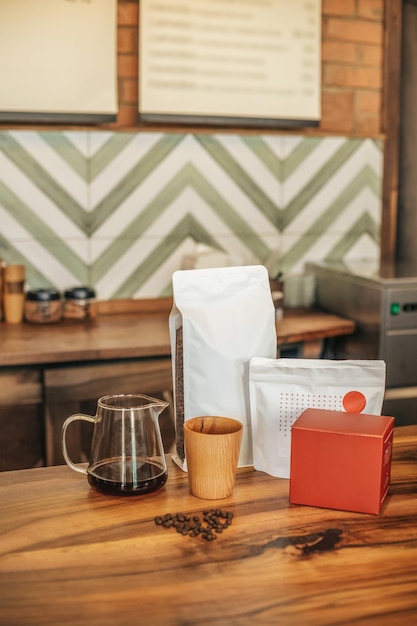 Café biologique. Café biologique de qualité supérieure en grains et en sac et préparé en pichet au bar du café sans personnes