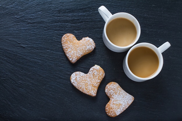 Café et biscuits en forme de coeur