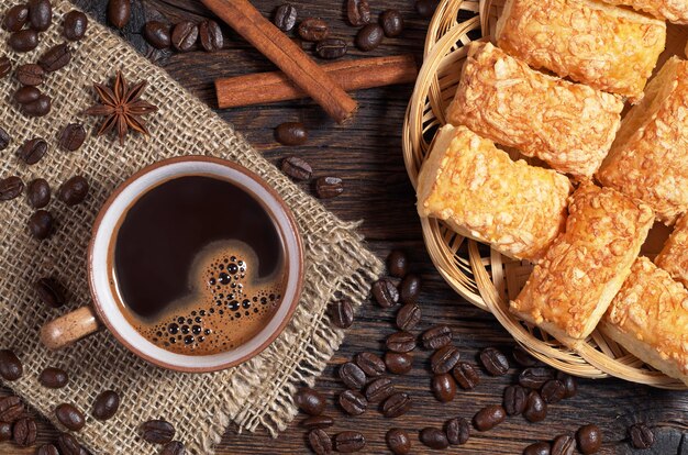 Café avec des biscuits sur la table