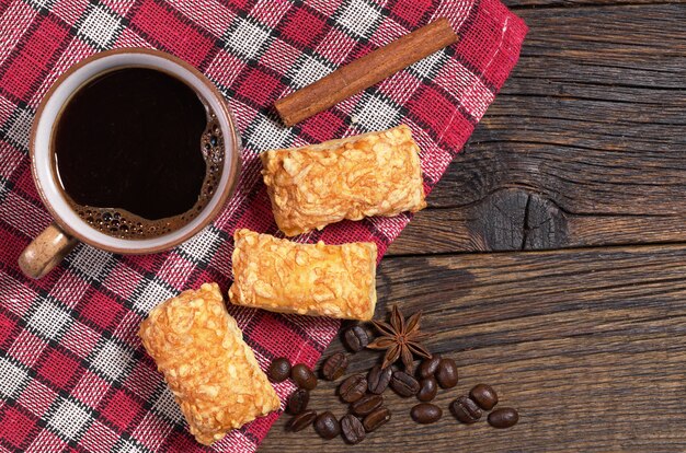 Café avec des biscuits sur la table