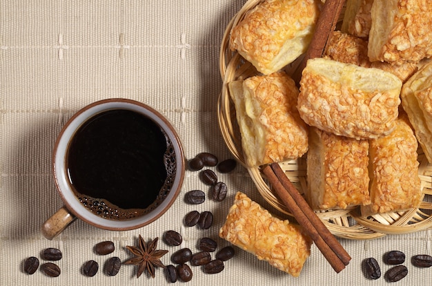 Café avec des biscuits sur la table