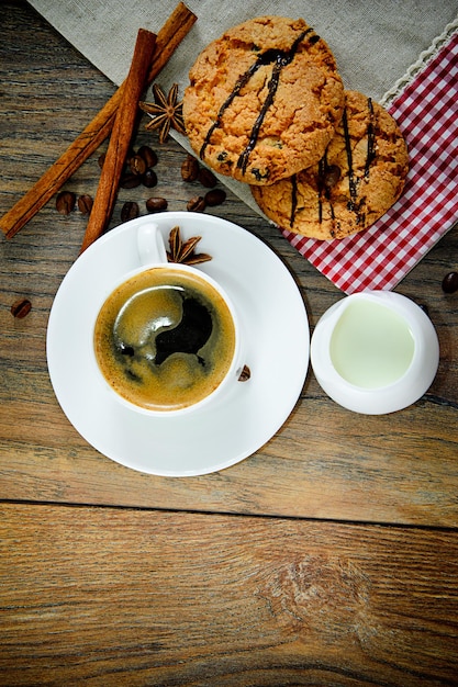 Café avec boulangerie sur fond rétro boisé