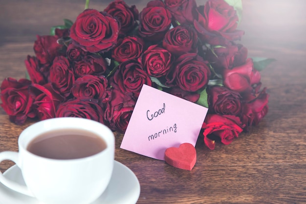 Café avec bouquet de roses rouges