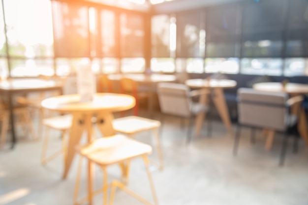 Café café floue avec la lumière du soleil. résumé de la conception de table moderne au restaurant.