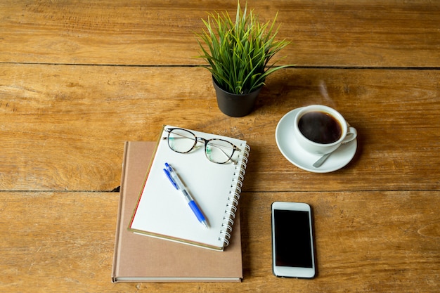 Café Et Cahier, Stylo Avec Des Lunettes, Téléphone Portable Sur La Table En Bois.