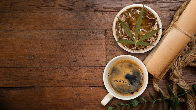 Café de cannabis avec des grains de café sur la table sur la table