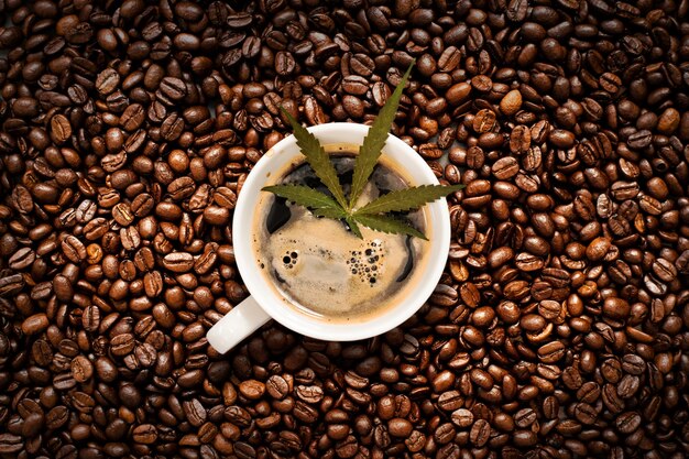 café de cannabis avec des grains sur la table sur la vue de dessus de table