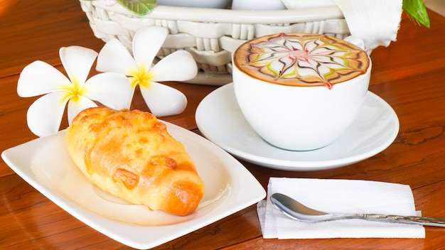 Café cappuccino avec croissant