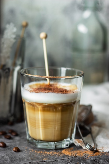 Café cappuccino dans une tasse en verre sur la table