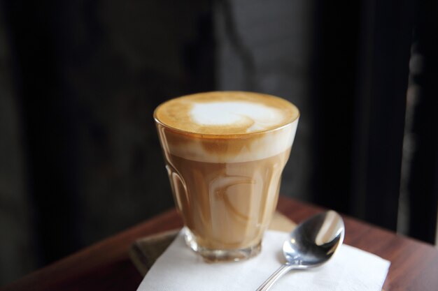 Café cappuccino sur fond de bois