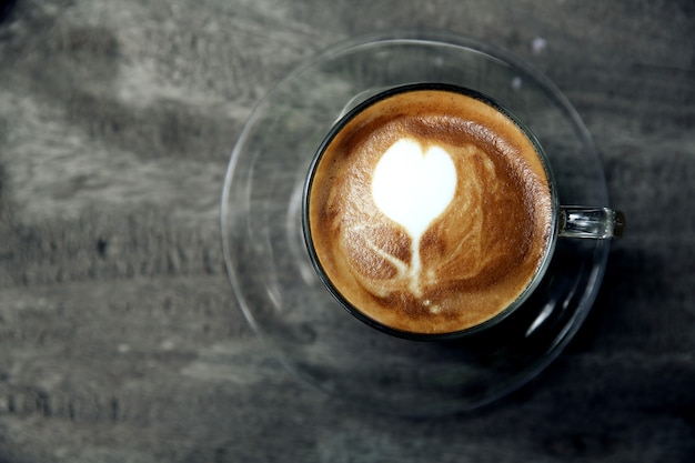 Café cappuccino sur fond de bois