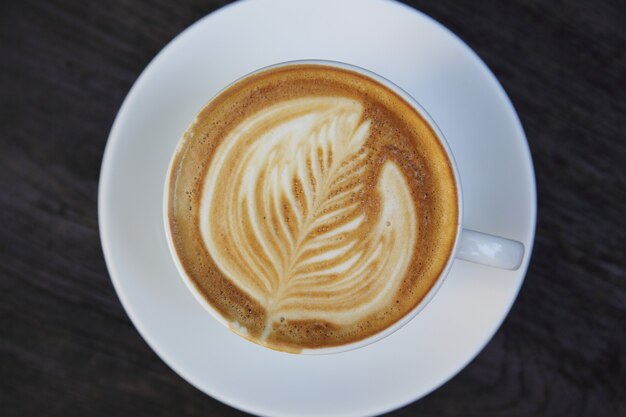 Café cappuccino sur fond de bois