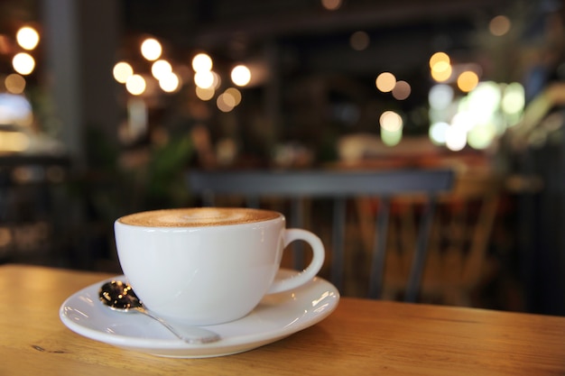 Café cappuccino sur fond de bois