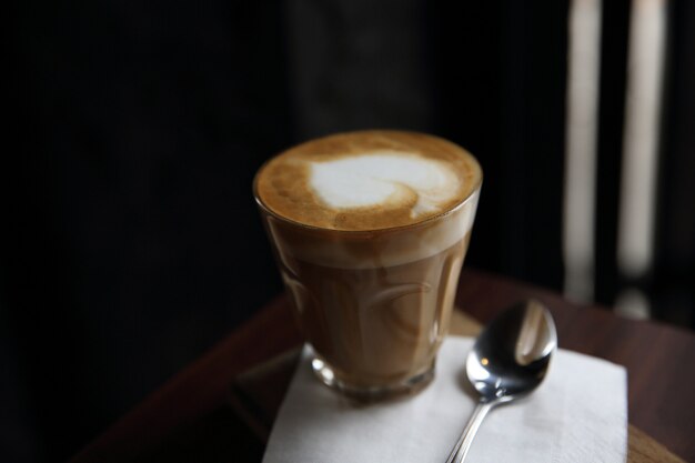 café cappuccino sur fond de bois