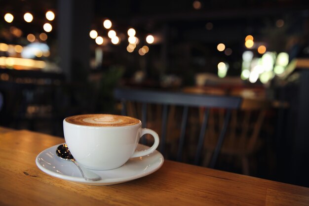 Café cappuccino sur fond de bois