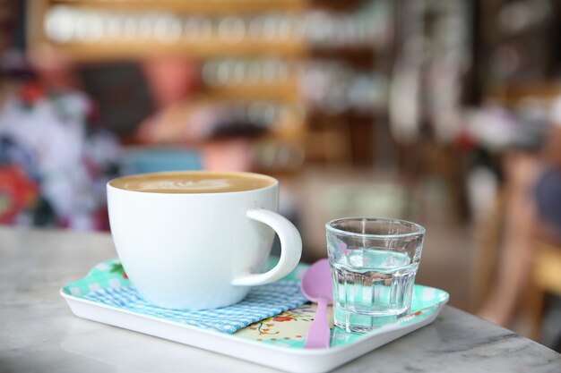 Café cappuccino sur fond de bois