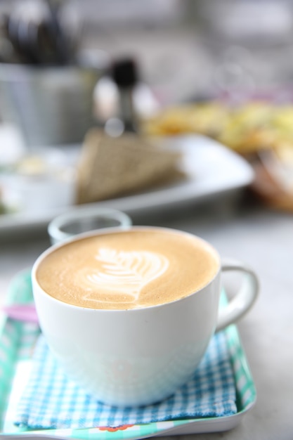 Café cappuccino sur fond de bois