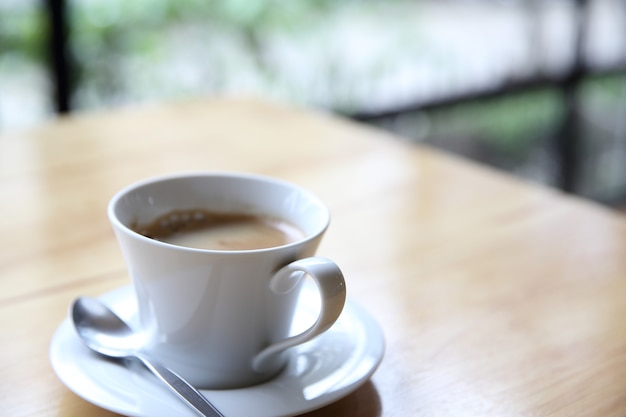 Café cappuccino sur fond de bois