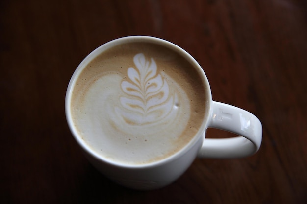 Café cappuccino sur fond de bois