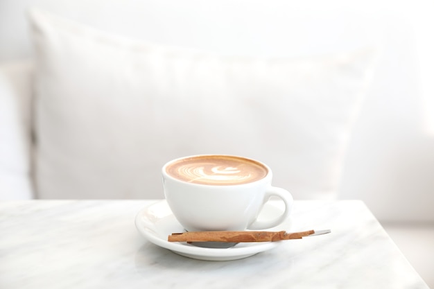 Café cappuccino ou Latte art à base de lait sur la table blanche dans un café