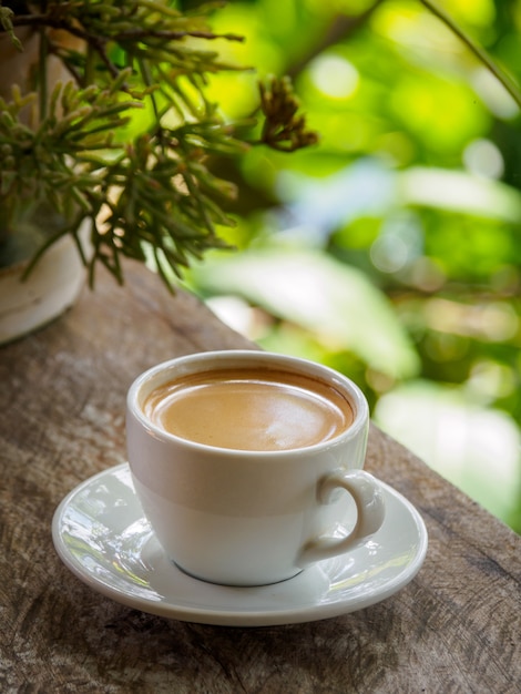 Photo café chaud americano sur la vieille table en bois