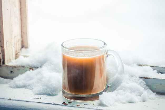 Café chaud au lait dans une tasse en verre