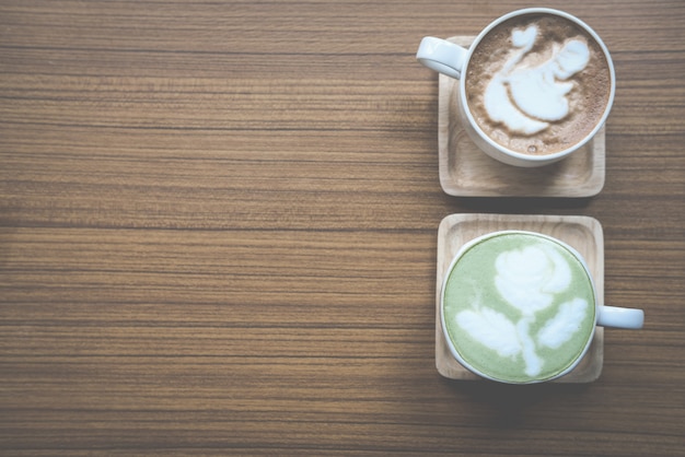 Café chaud au thé vert matcha et café cappuccino au moka dans une tasse blanche