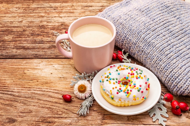 Café chaud avec un beignet et une décoration