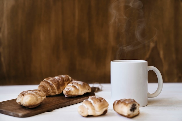 Photo café chaud et croissants