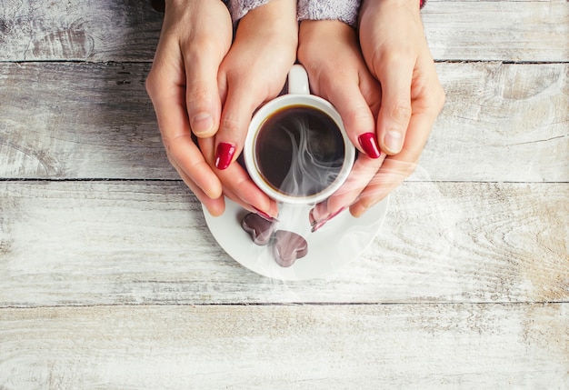 Café chaud dans les mains d&#39;un être cher.