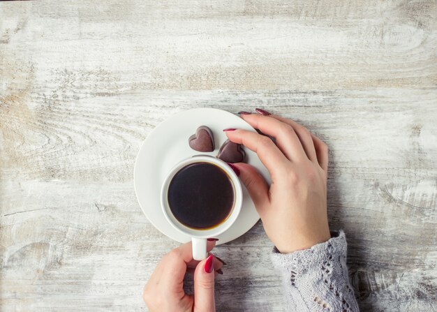 Café chaud dans les mains d&#39;un être cher.