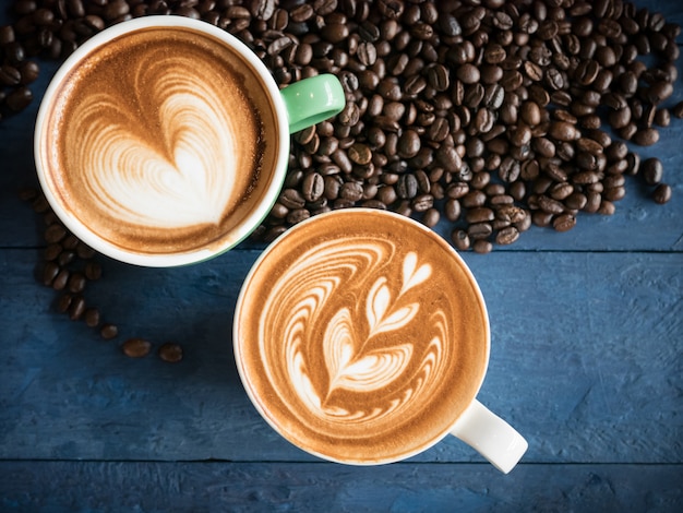 Café chaud dans une tasse de lait mousse