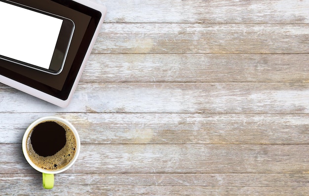 Café chaud dans une tasse verte sur une vieille table en bois