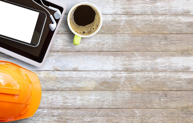 Café chaud dans une tasse verte sur une vieille table en bois