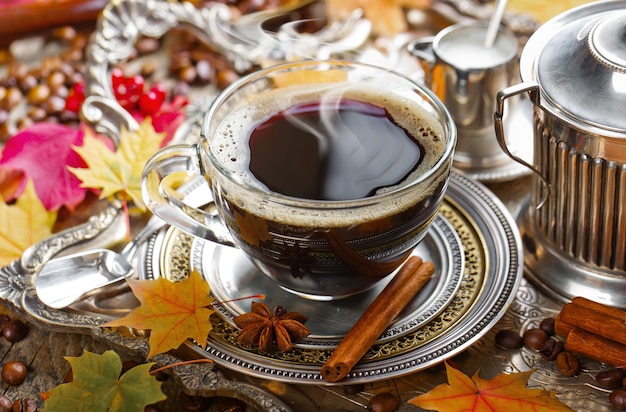 Café chaud dans une tasse sur un vieux fond