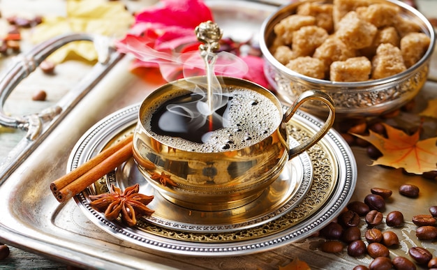 Café chaud dans une tasse sur un vieux fond