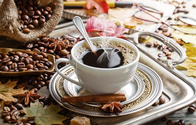 Café chaud dans une tasse sur un vieux fond