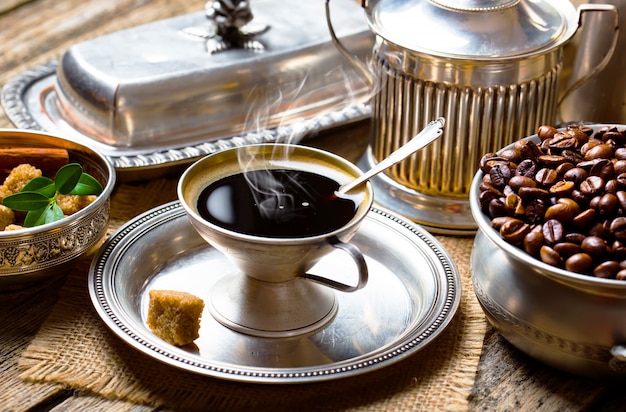 Café chaud dans une tasse sur un vieux fond