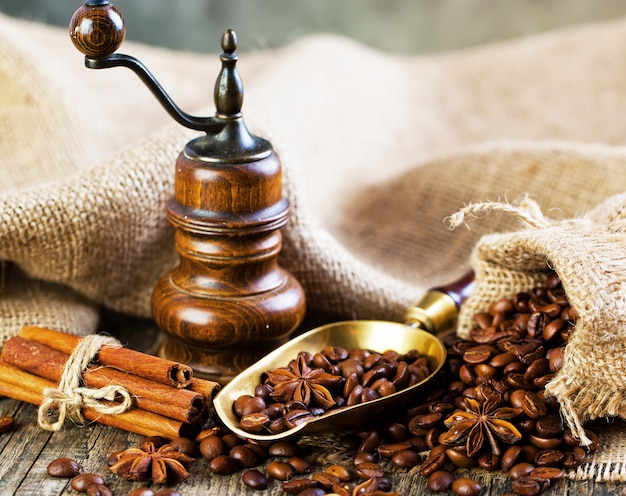 Café chaud dans une tasse sur un vieux fond