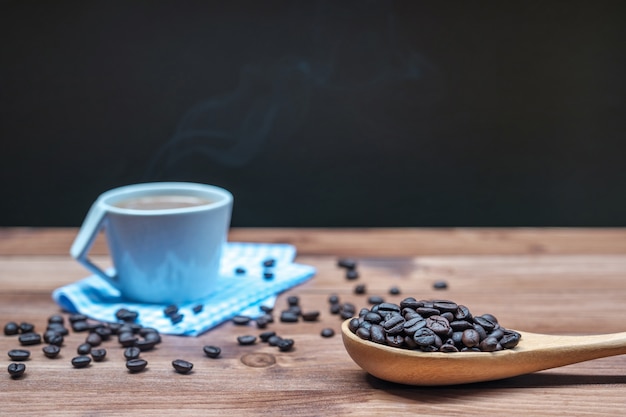 Café chaud et grains de café torréfiés.