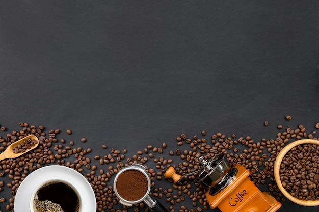 Café chaud, haricots et moulin à main sur fond de tableau blanc. espace pour le texte. vue de dessus